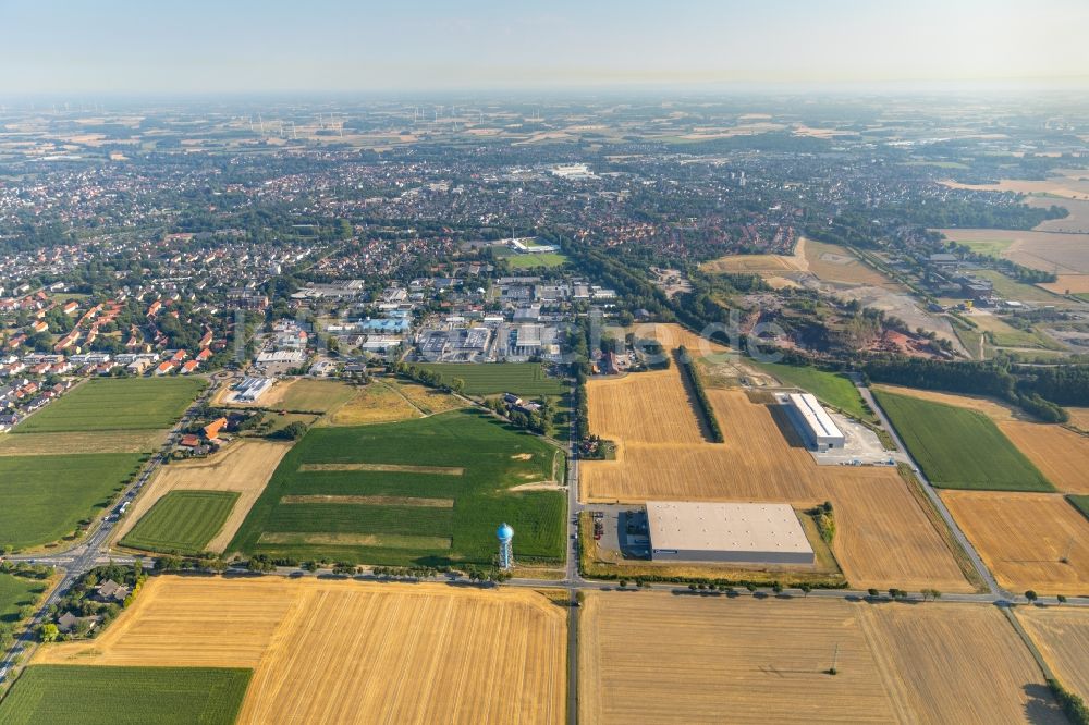 Ahlen aus der Vogelperspektive: Strukturen auf Feldern am Gewerbegebiet Vatheuershof in Ahlen im Bundesland Nordrhein-Westfalen, Deutschland