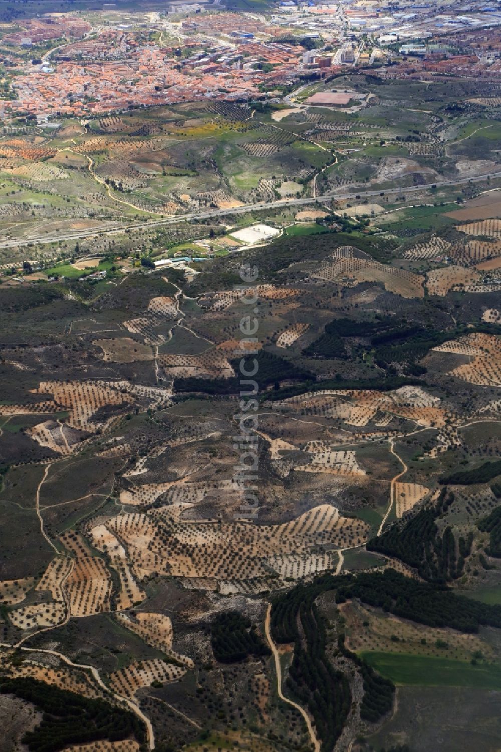 Arganda del Rey aus der Vogelperspektive: Strukturen in der landwirtschaftlich genutzten Feld- , Acker- und Plantagen- Landschaft in Zentralspanien bei Arganda del Rey in Comunidad de Madrid, Spanien