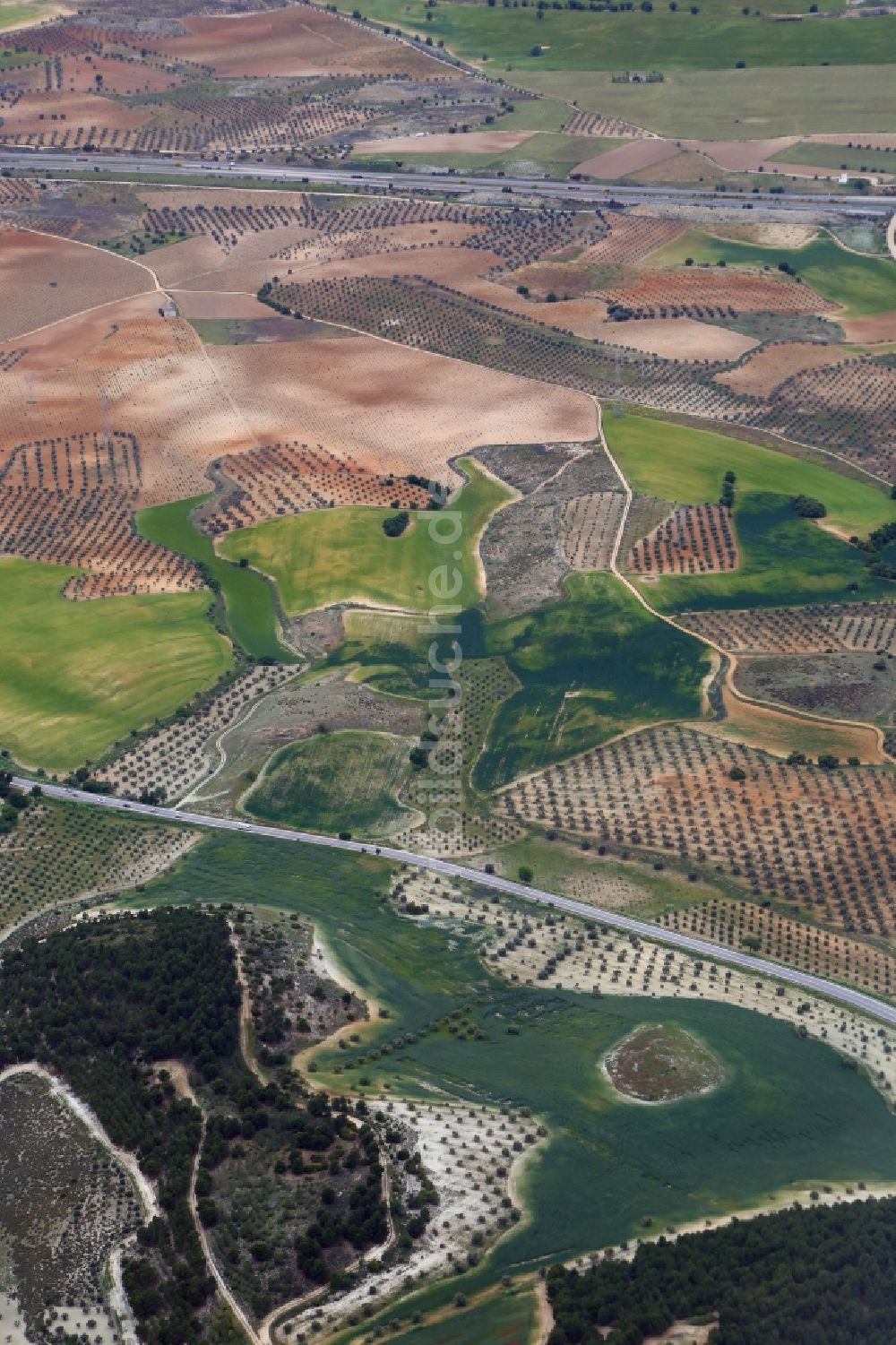 Luftbild Arganda del Rey - Strukturen in der landwirtschaftlich genutzten Feld- , Acker- und Plantagen- Landschaft in Zentralspanien bei Arganda del Rey in Comunidad de Madrid, Spanien