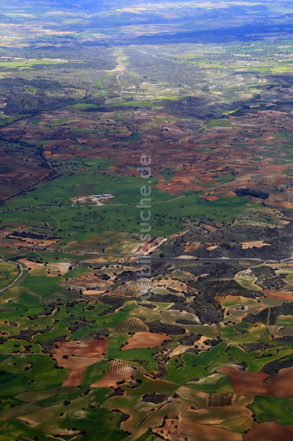 Brea de Tajo von oben - Strukturen in der landwirtschaftlich genutzten Feld- , Acker- und Plantagen- Landschaft in Zentralspanien in Brea de Tajo in Comunidad de Madrid, Spanien