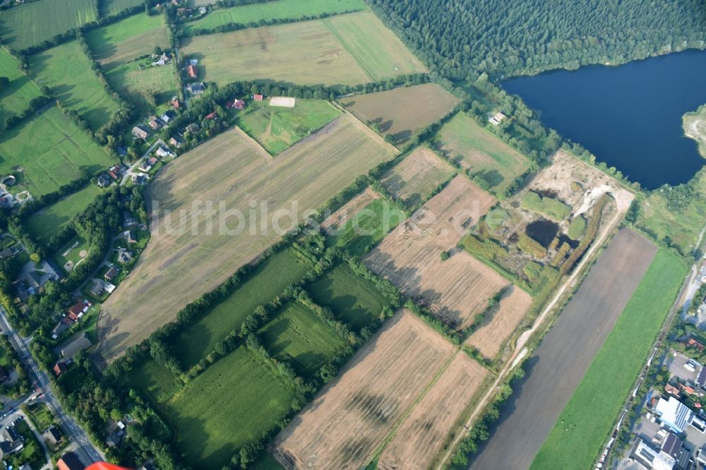 Luftaufnahme Aurich - Strukturen auf landwirtschaftlichen Feldern in Aurich im Bundesland Niedersachsen