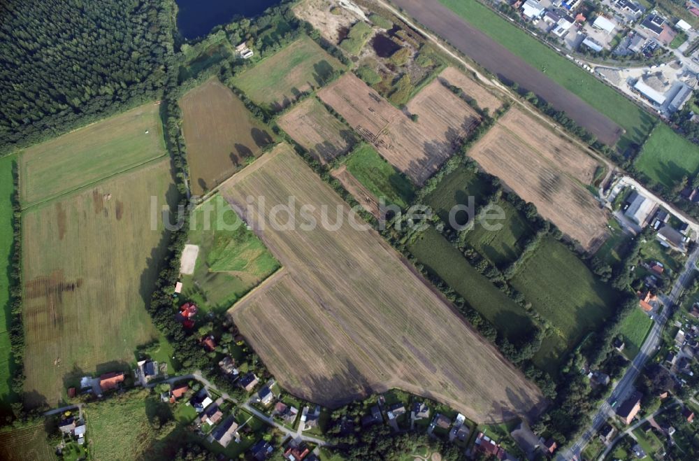 Aurich von oben - Strukturen auf landwirtschaftlichen Feldern in Aurich im Bundesland Niedersachsen