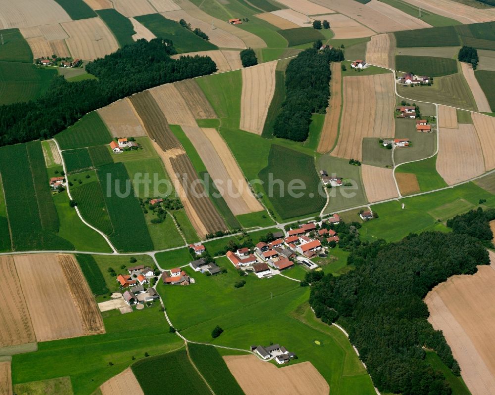 Überackersdorf aus der Vogelperspektive: Strukturen auf landwirtschaftlichen Feldern in Überackersdorf im Bundesland Bayern, Deutschland