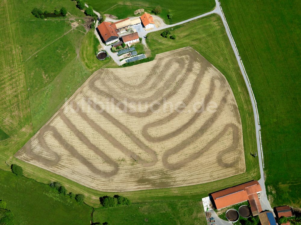 Ödhof aus der Vogelperspektive: Strukturen auf landwirtschaftlichen Feldern in Ödhof im Bundesland Bayern, Deutschland