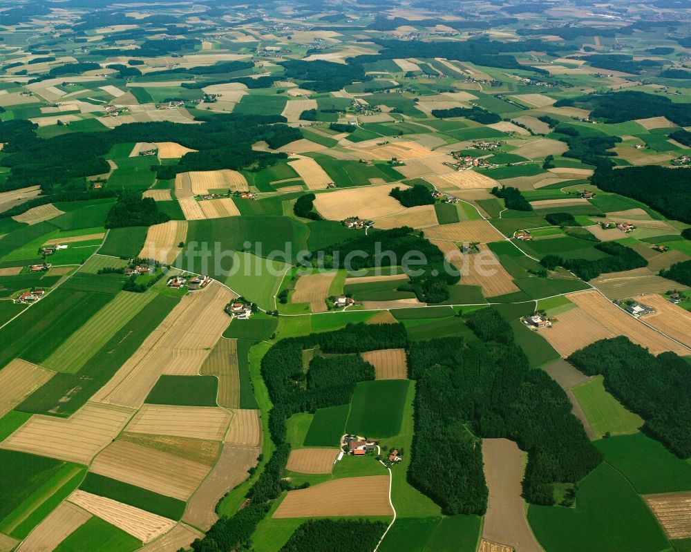 Femberg von oben - Strukturen auf landwirtschaftlichen Feldern in Femberg im Bundesland Bayern, Deutschland