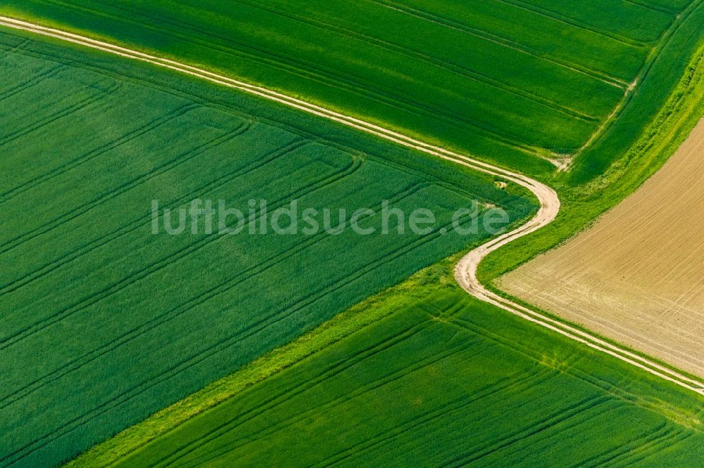 Lenklar von oben - Strukturen auf landwirtschaftlichen Feldern mit gewundenen Feldweg in Lenklar im Bundesland Nordrhein-Westfalen, Deutschland