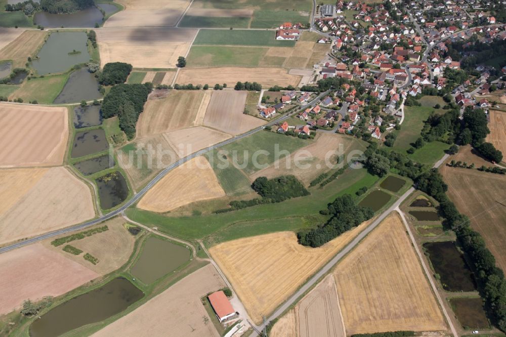 Herzogenaurach von oben - Strukturen auf landwirtschaftlichen Feldern in Herzogenaurach im Bundesland Bayern