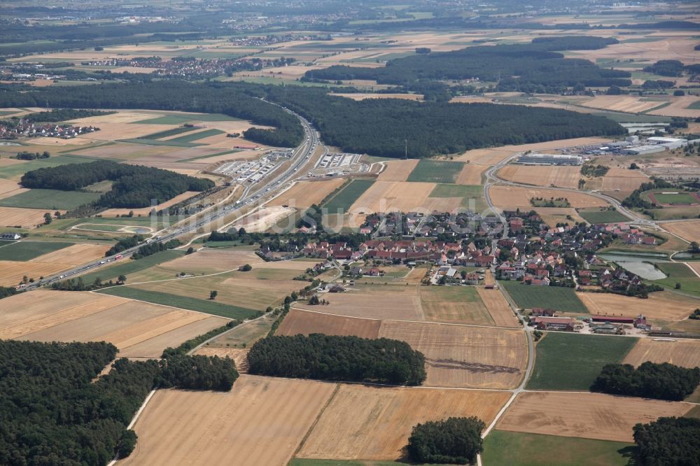 Herzogenaurach aus der Vogelperspektive: Strukturen auf landwirtschaftlichen Feldern in Herzogenaurach Haundorf im Bundesland Bayern