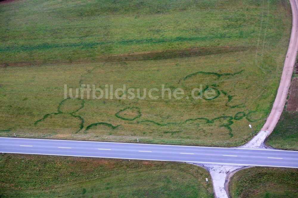 Hasel aus der Vogelperspektive: Strukturen auf landwirtschaftlichen Feldern, Hexenringe, hervorgerufen durch das unterirdische Wachstum des Myzel eines Pilzes in Hasel im Bundesland Baden-Württemberg, Deutschland