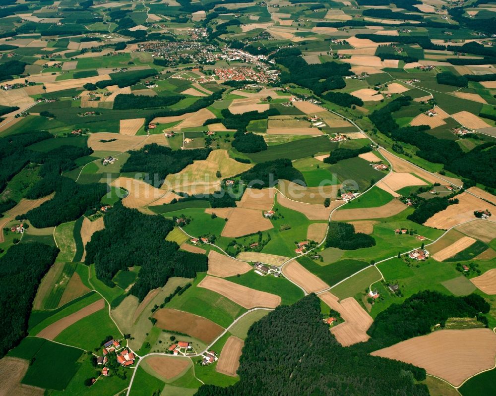 Luftaufnahme Hinterau - Strukturen auf landwirtschaftlichen Feldern in Hinterau im Bundesland Bayern, Deutschland