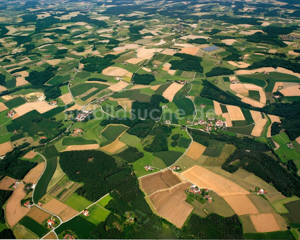 Hölzlhub aus der Vogelperspektive: Strukturen auf landwirtschaftlichen Feldern in Hölzlhub im Bundesland Bayern, Deutschland