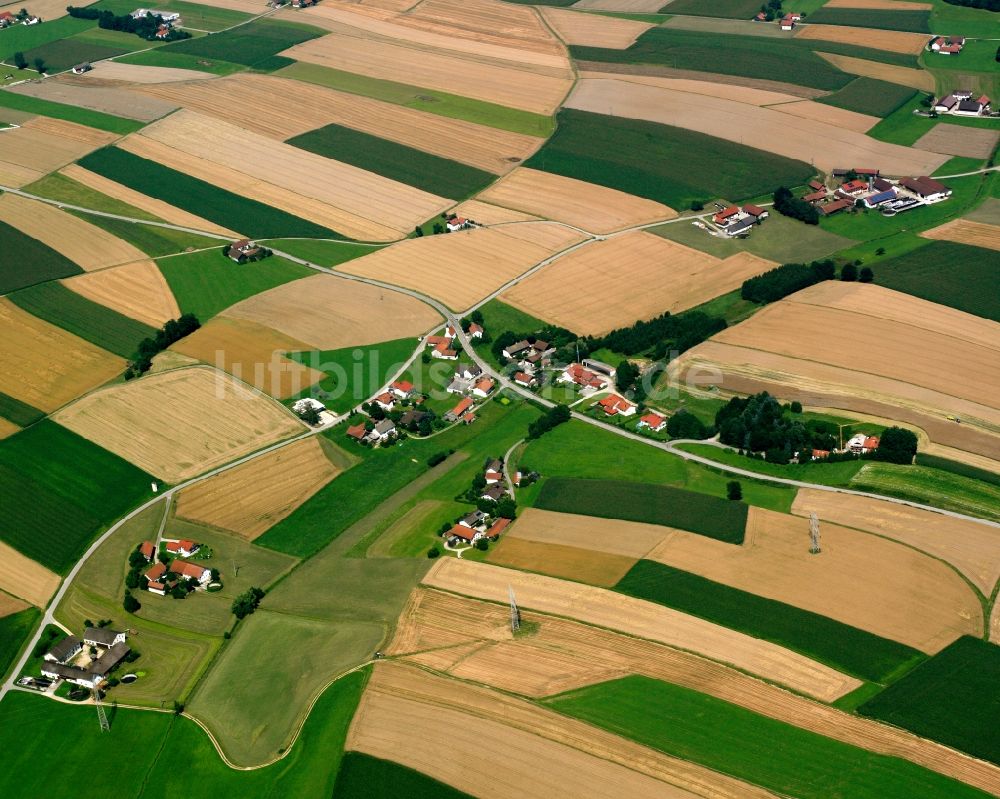 Luftaufnahme Hofau - Strukturen auf landwirtschaftlichen Feldern in Hofau im Bundesland Bayern, Deutschland