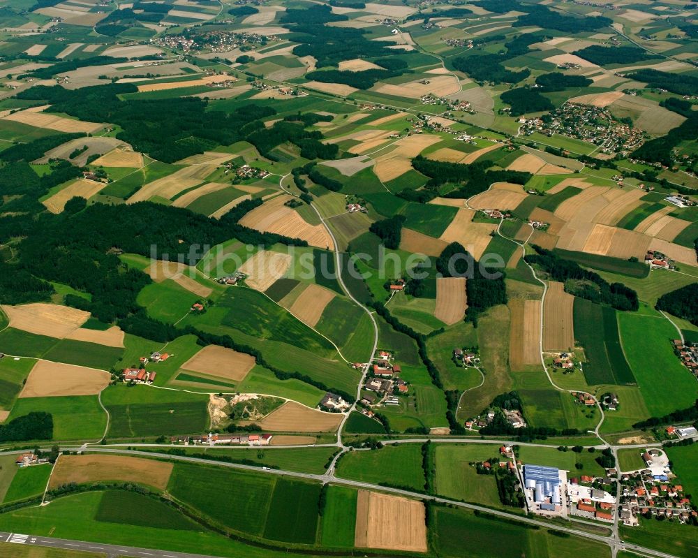 Hub aus der Vogelperspektive: Strukturen auf landwirtschaftlichen Feldern in Hub im Bundesland Bayern, Deutschland