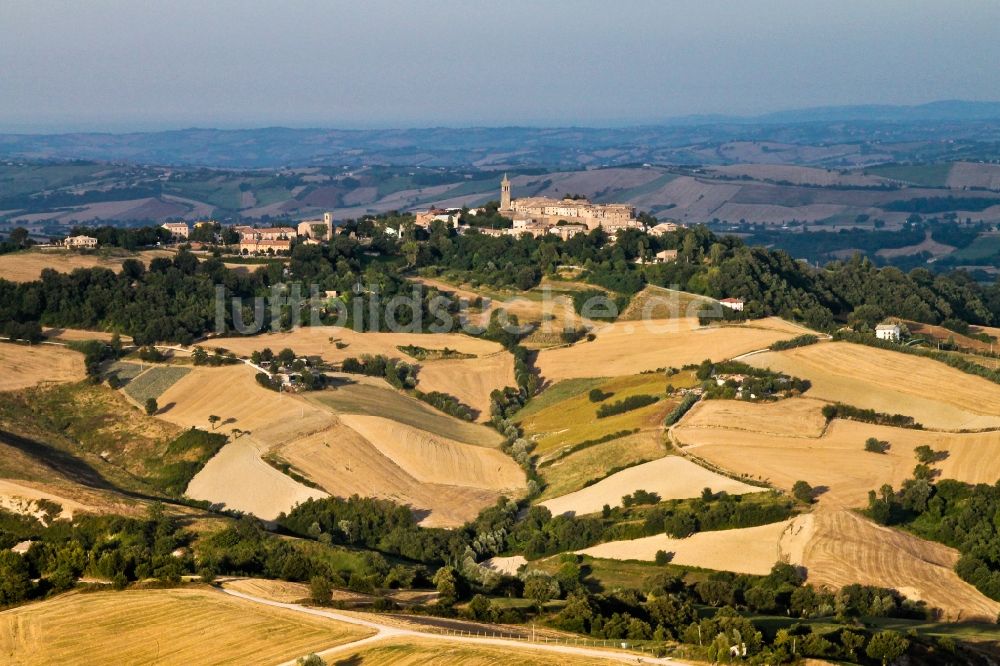 Luftaufnahme Isola di Fano - Strukturen auf landwirtschaftlichen Feldern in Isola di Fano in Marche, Italien