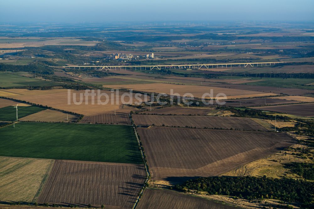 Luftaufnahme Karsdorf - Strukturen auf landwirtschaftlichen Feldern in Karsdorf im Bundesland Sachsen-Anhalt, Deutschland