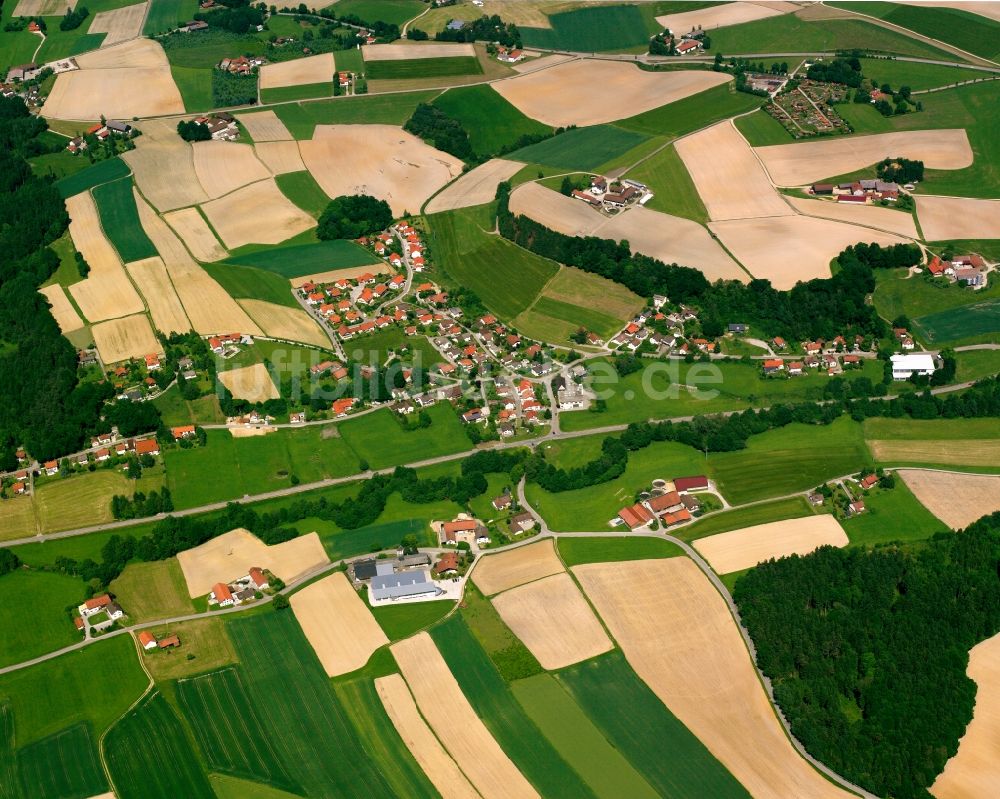 Kirchberg aus der Vogelperspektive: Strukturen auf landwirtschaftlichen Feldern in Kirchberg im Bundesland Bayern, Deutschland