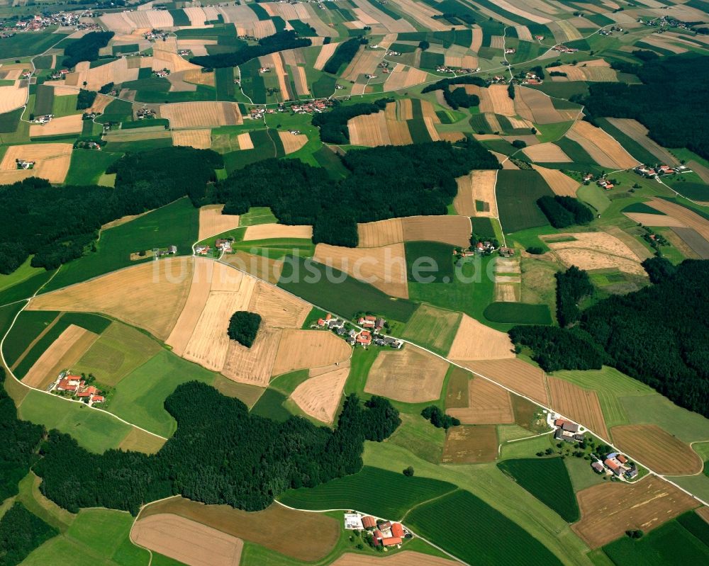 Kleineggenberg von oben - Strukturen auf landwirtschaftlichen Feldern in Kleineggenberg im Bundesland Bayern, Deutschland