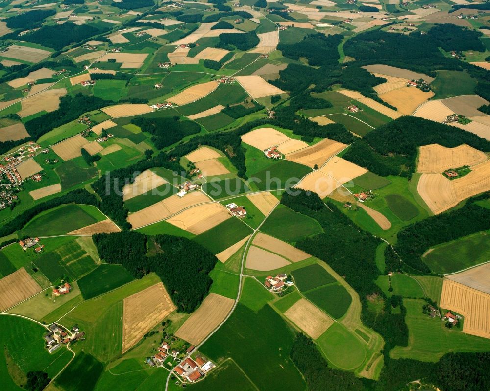 Luftaufnahme Lacken - Strukturen auf landwirtschaftlichen Feldern in Lacken im Bundesland Bayern, Deutschland