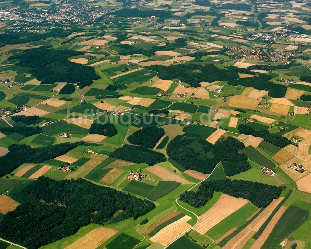 Lerchstraß aus der Vogelperspektive: Strukturen auf landwirtschaftlichen Feldern in Lerchstraß im Bundesland Bayern, Deutschland