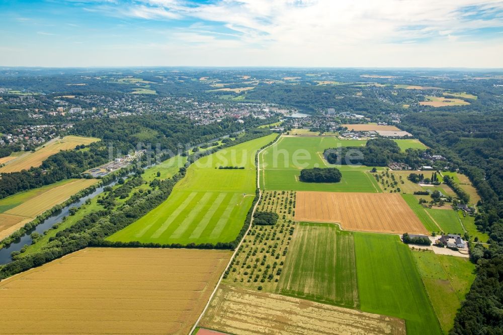 Mülheim an der Ruhr aus der Vogelperspektive: Strukturen auf landwirtschaftlichen Feldern in Mülheim an der Ruhr im Bundesland Nordrhein-Westfalen