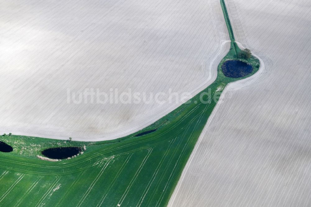 Walchow von oben - Strukturen auf landwirtschaftlichen Feldern nach dem Umpflügen in Walchow im Bundesland Brandenburg, Deutschland