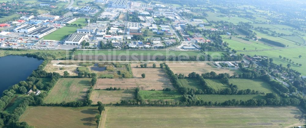 Aurich aus der Vogelperspektive: Strukturen auf landwirtschaftlichen Feldern nahe dem Gewerbegebiet Sandhorst in Aurich im Bundesland Niedersachsen