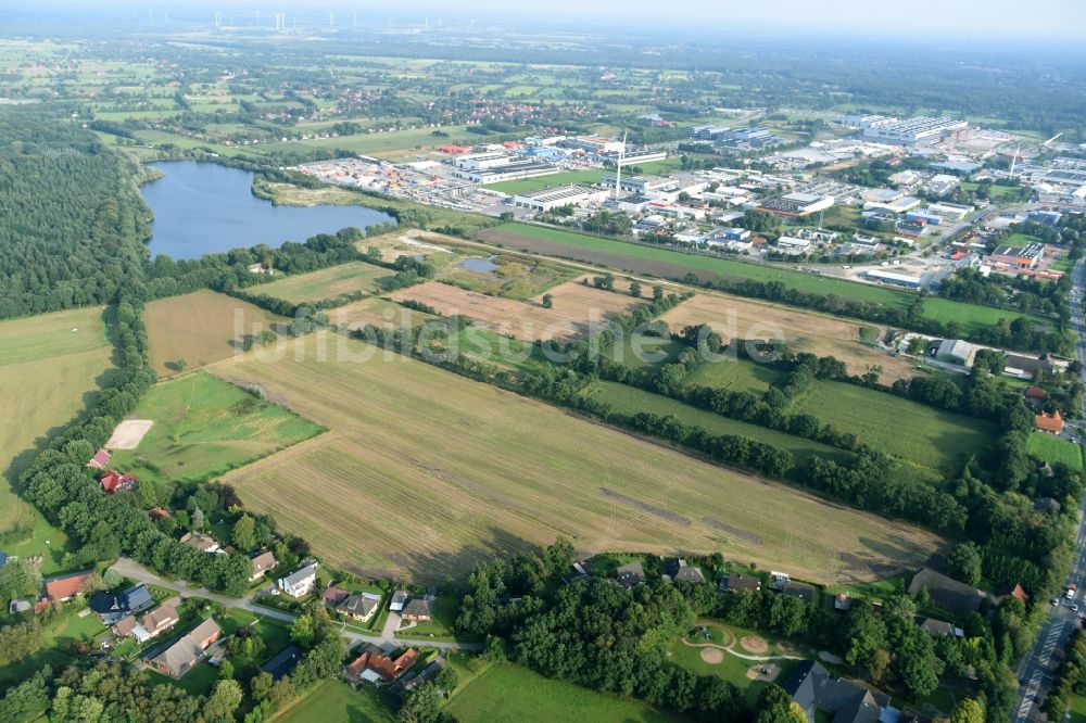 Luftbild Aurich - Strukturen auf landwirtschaftlichen Feldern nahe dem Gewerbegebiet Sandhorst in Aurich im Bundesland Niedersachsen