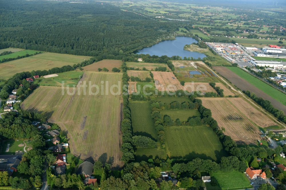 Luftaufnahme Aurich - Strukturen auf landwirtschaftlichen Feldern nahe dem Gewerbegebiet Sandhorst in Aurich im Bundesland Niedersachsen