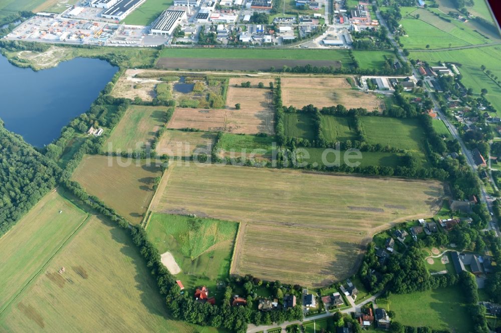 Aurich von oben - Strukturen auf landwirtschaftlichen Feldern nahe dem Gewerbegebiet Sandhorst in Aurich im Bundesland Niedersachsen