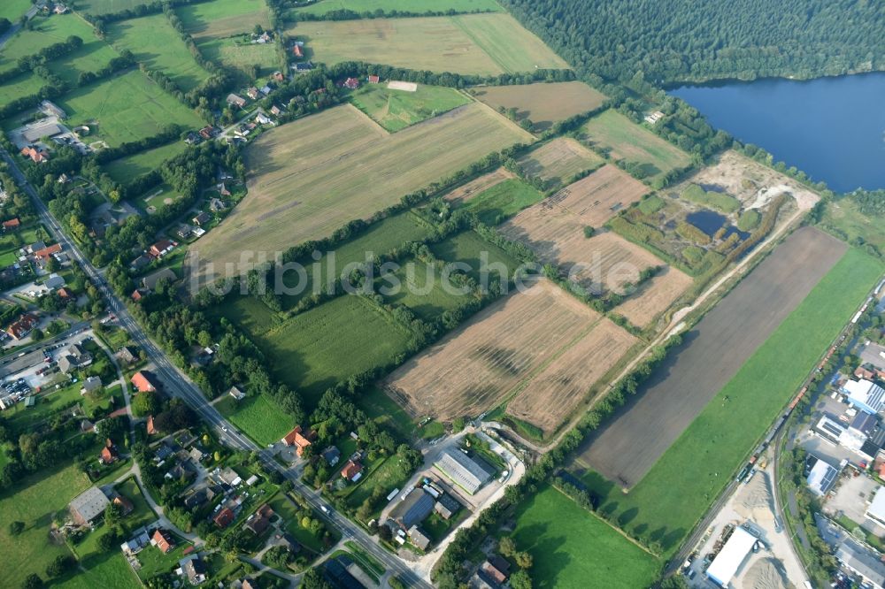 Luftbild Aurich - Strukturen auf landwirtschaftlichen Feldern nahe dem Gewerbegebiet Sandhorst in Aurich im Bundesland Niedersachsen