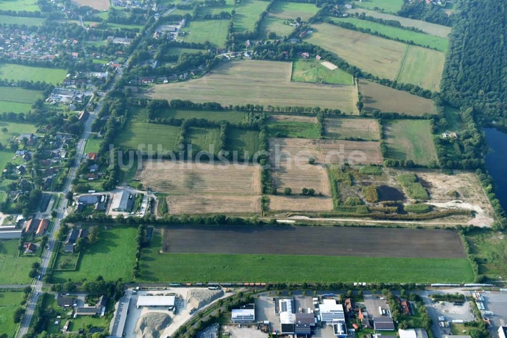 Luftaufnahme Aurich - Strukturen auf landwirtschaftlichen Feldern nahe dem Gewerbegebiet Sandhorst in Aurich im Bundesland Niedersachsen