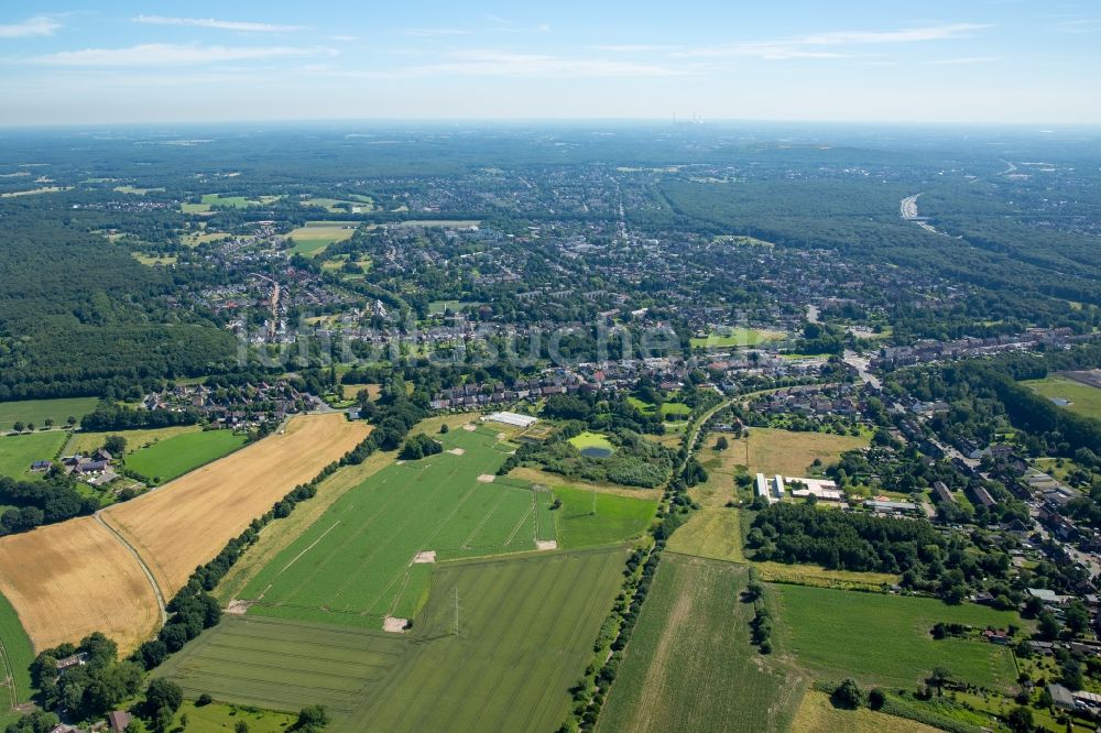 Oberhausen aus der Vogelperspektive: Strukturen auf landwirtschaftlichen Feldern in Oberhausen im Bundesland Nordrhein-Westfalen