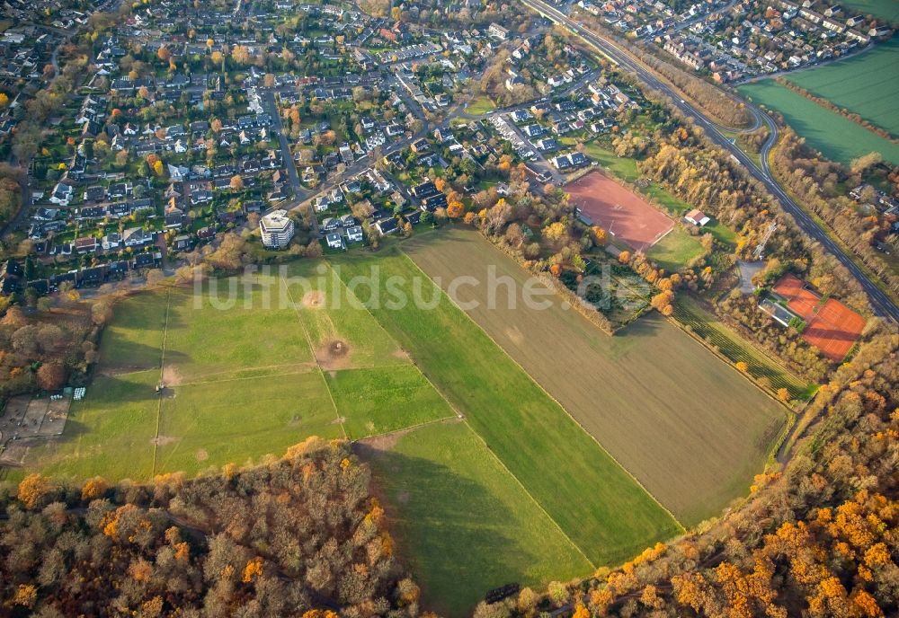 Luftaufnahme Duisburg - Strukturen auf landwirtschaftlichen Feldern im Ortsteil Duisburg Süd in Duisburg im Bundesland Nordrhein-Westfalen