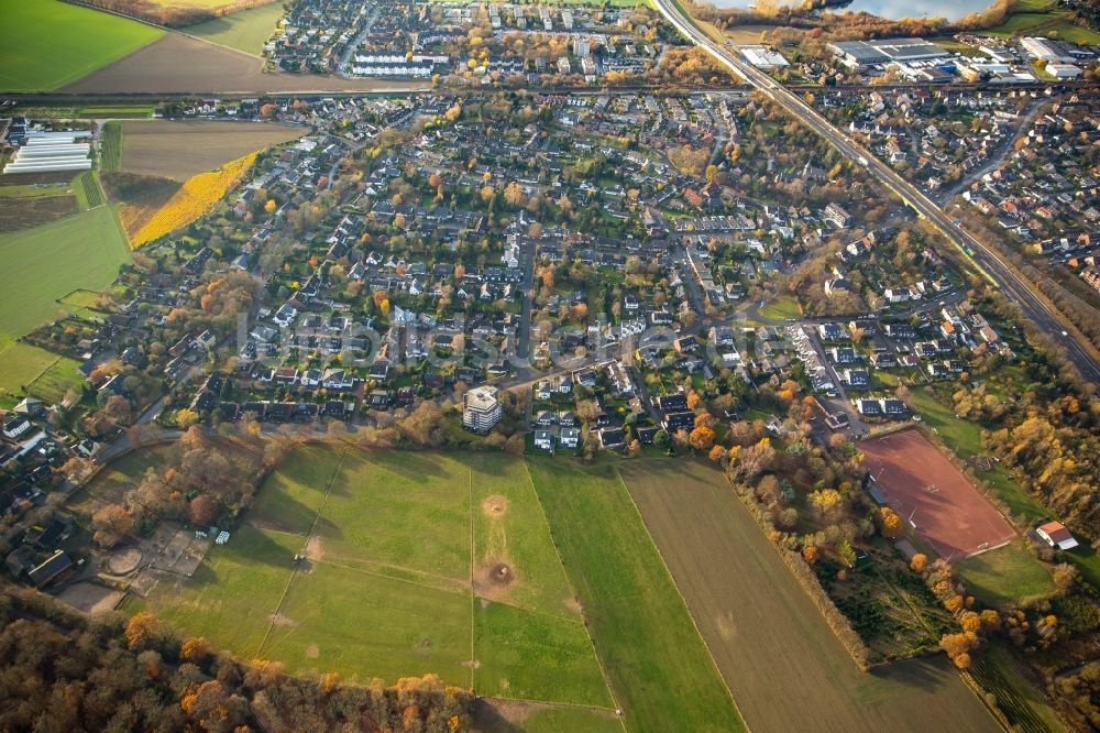 Duisburg von oben - Strukturen auf landwirtschaftlichen Feldern im Ortsteil Duisburg Süd in Duisburg im Bundesland Nordrhein-Westfalen