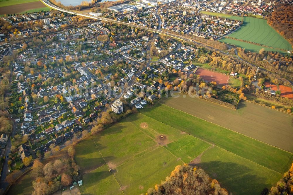 Duisburg aus der Vogelperspektive: Strukturen auf landwirtschaftlichen Feldern im Ortsteil Duisburg Süd in Duisburg im Bundesland Nordrhein-Westfalen