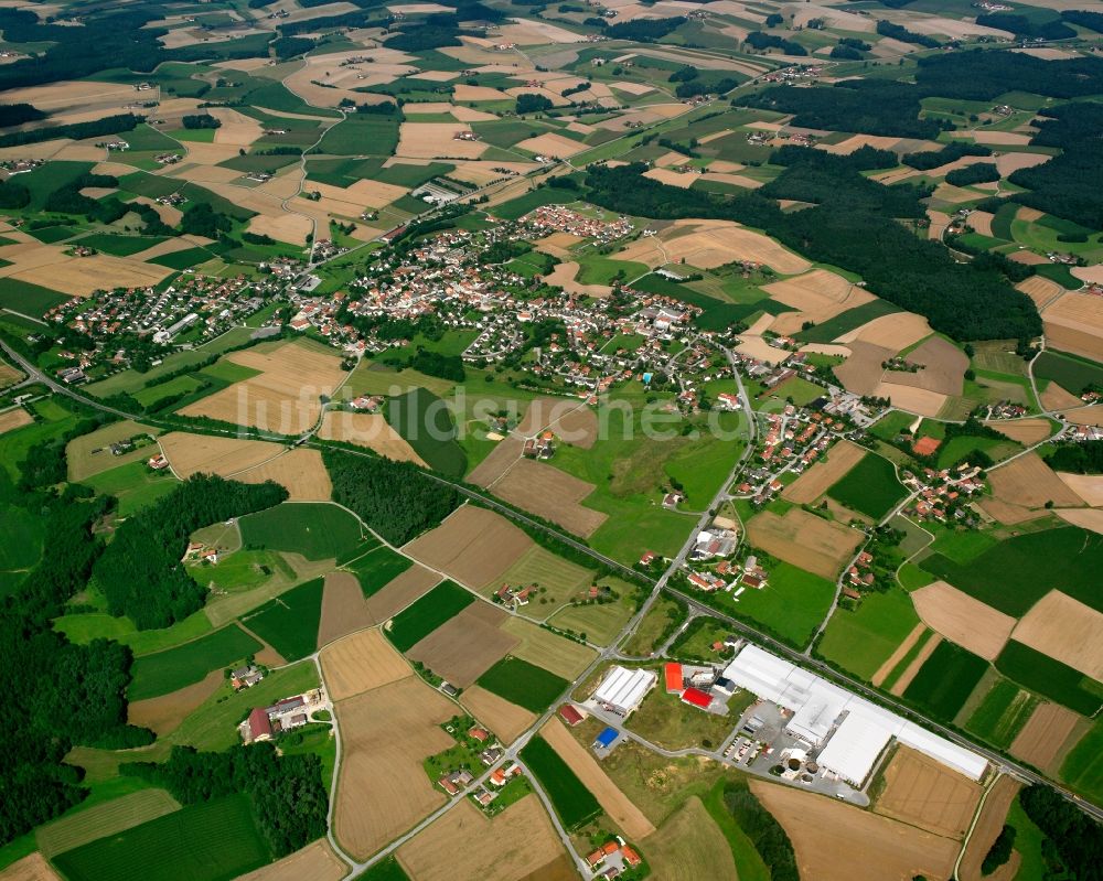 Simbach von oben - Strukturen auf landwirtschaftlichen Feldern in Simbach im Bundesland Bayern, Deutschland