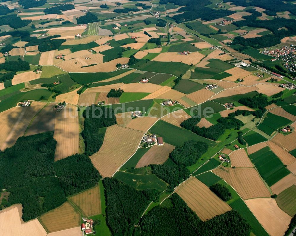 Simbach aus der Vogelperspektive: Strukturen auf landwirtschaftlichen Feldern in Simbach im Bundesland Bayern, Deutschland