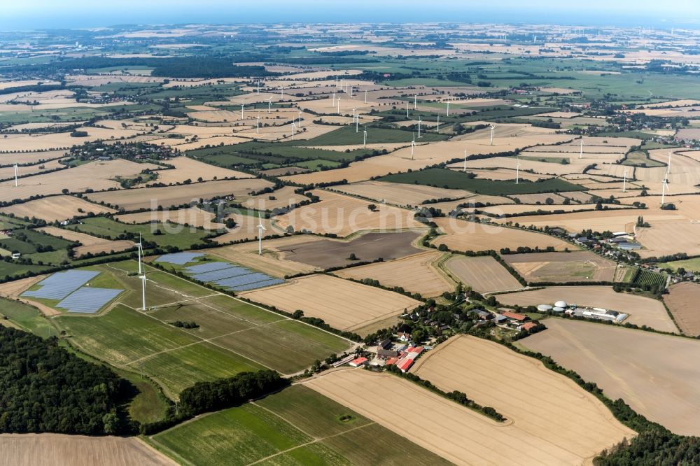 Grömitz von oben - Strukturen auf landwirtschaftlichen Feldern mit Solarpark und Windkraft - Anlagen am Kolauerhof in Grömitz im Bundesland Schleswig-Holstein, Deutschland