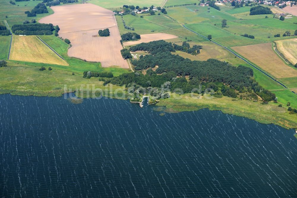 Dargen aus der Vogelperspektive: Strukturen auf landwirtschaftlichen Feldern am Stettiner Haff in Dargen im Bundesland Mecklenburg-Vorpommern