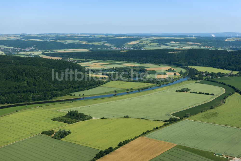 Luftbild Bevern - Strukturen auf landwirtschaftlichen Feldern am Ufer des Flußverlaufes der Weser in Bevern im Bundesland Niedersachsen, Deutschland