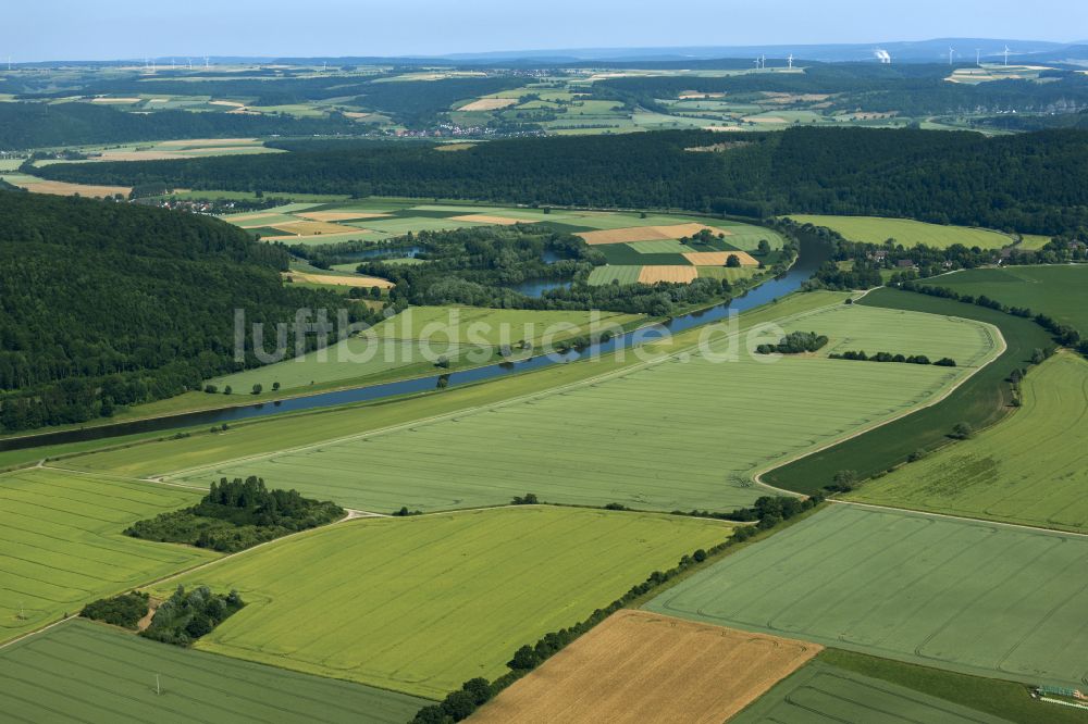 Luftaufnahme Bevern - Strukturen auf landwirtschaftlichen Feldern am Ufer des Flußverlaufes der Weser in Bevern im Bundesland Niedersachsen, Deutschland