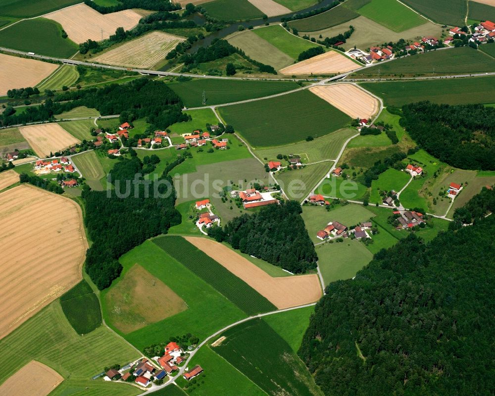 Luftaufnahme Wald - Strukturen auf landwirtschaftlichen Feldern in Wald im Bundesland Bayern, Deutschland