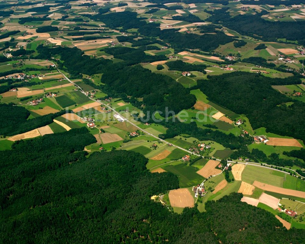 Wies von oben - Strukturen auf landwirtschaftlichen Feldern in Wies im Bundesland Bayern, Deutschland