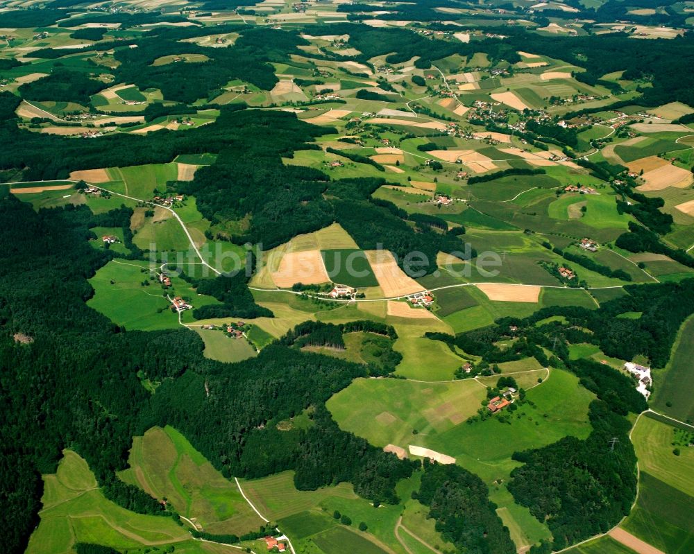 Wolfsegg aus der Vogelperspektive: Strukturen auf landwirtschaftlichen Feldern in Wolfsegg im Bundesland Bayern, Deutschland