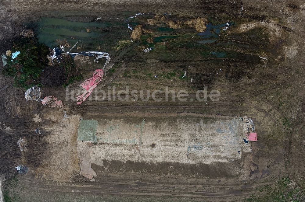 Luftbild Erkelenz - Strukturen mit Müll auf landwirtschaftlichen Feldern in Erkelenz im Bundesland Nordrhein-Westfalen, Deutschland