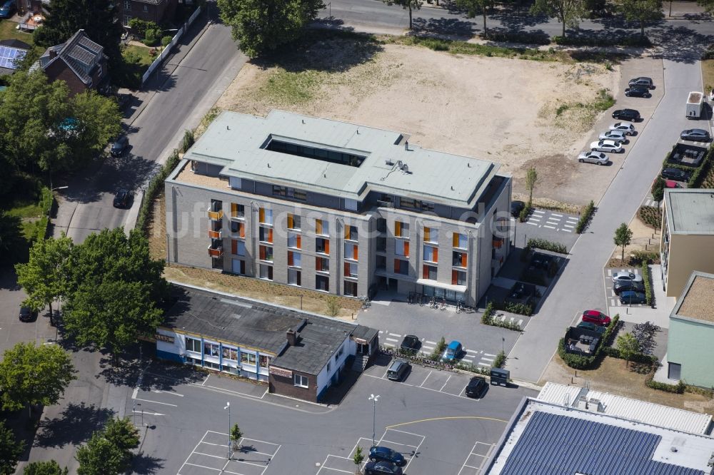 Kleve von oben - Studenten- Wohnheim - Gebäude des Studierendenwerk an der Flutstraße in Kleve im Bundesland Nordrhein-Westfalen, Deutschland