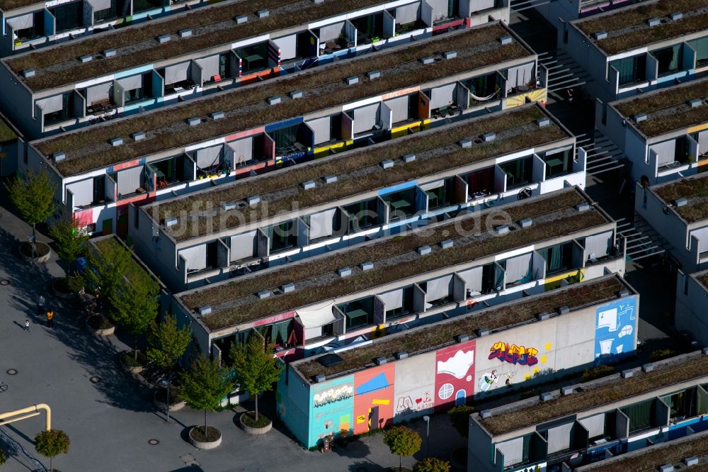 München aus der Vogelperspektive: Studenten- Wohnungen im ehemaligen Olympiadorf im Stadtteil Milbertshofen-Am Hart in München im Bundesland Bayern, Deutschland