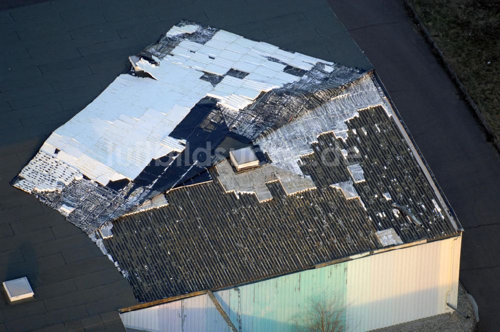 Gräfenhainichen von oben - Sturmschäden an Lagerhalle in Gräfenhainichen - gale-force storm winds damaged the roof of a warehouse in Gräfenhainichen