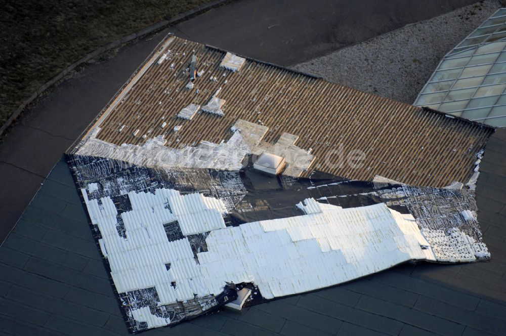 Luftbild Gräfenhainichen - Sturmschäden an Lagerhalle in Gräfenhainichen - gale-force storm winds damaged the roof of a warehouse in Gräfenhainichen