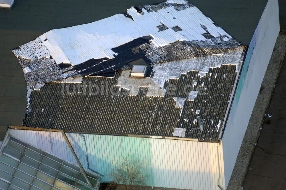 Luftaufnahme Gräfenhainichen - Sturmschäden an Lagerhalle in Gräfenhainichen - gale-force storm winds damaged the roof of a warehouse in Gräfenhainichen